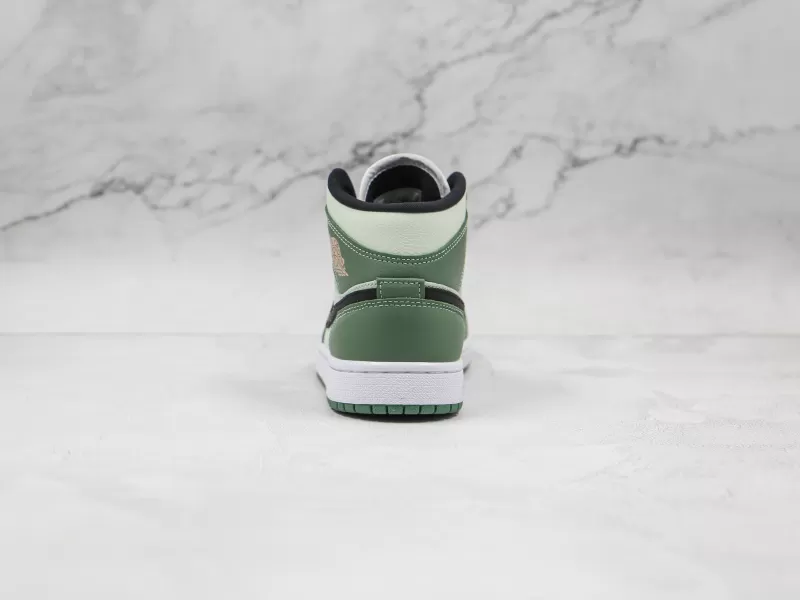 Nike Air Jordan 1 Mid Modelo 104M - Imagenes Modo Zapatillas | Moda Zapatillas Hombre · Zapatillas de Mujer | Nike · Adidas